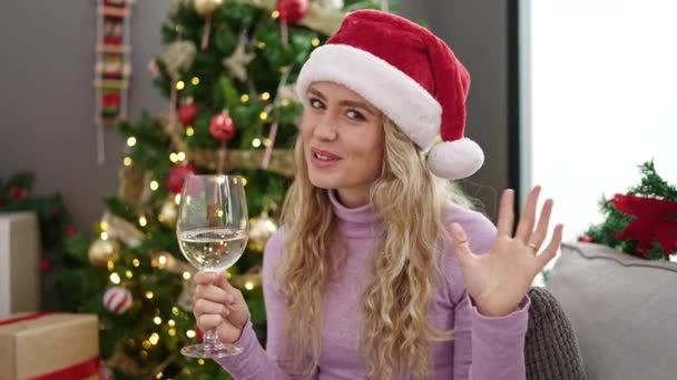Młoda Blondynka Świętująca Święta Pije Wino Domu — Wideo stockowe