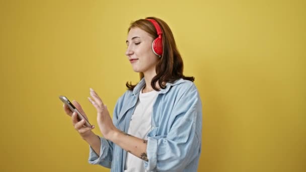 Mujer Joven Escuchando Música Bailando Sobre Fondo Amarillo Aislado — Vídeo de stock
