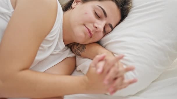 美丽的一对恋人躺在床上 手牵手睡在卧室里 — 图库视频影像