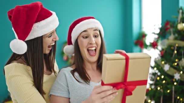 Dos Mujeres Sorprendiendo Con Regalo Navidad Casa — Vídeos de Stock