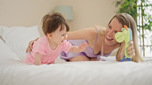 Moeder Dochter Spelen Bed Met Dino Speelgoed Slaapkamer — Stockvideo