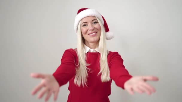 Young Blonde Woman Wearing Christmas Hat Doing Coming Gesture Isolated — Stock Video