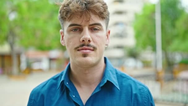 Junger Hispanischer Mann Steht Mit Ernster Miene Park — Stockvideo