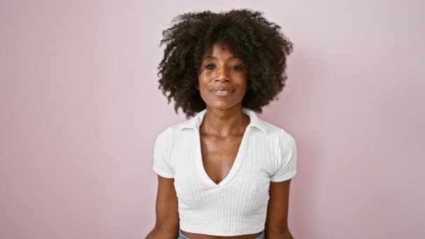 Afričanky Americká Žena Usmívá Jít Nakupovat Drží Tašky Přes Izolované — Stock video