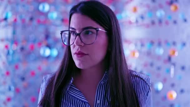 Fiatal Gyönyörű Spanyol Látogató Futurisztikus Kiállítótér — Stock videók
