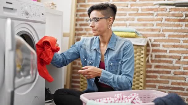 Joven Hermosa Mujer Hispana Lavando Ropa Oliendo Camisa Sucia Sala — Vídeo de stock
