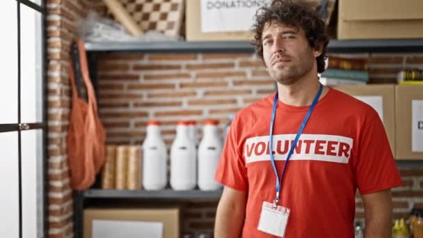 Gönüllü Üniformalı Genç Spanyol Bir Adam Hayır Kurumunda Ciddi Bir — Stok video