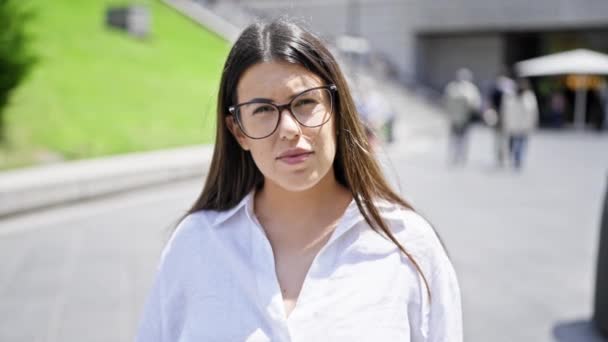 Ung Vacker Latinamerikansk Kvinna Bär Glasögon Leende Glad Gatorna Madrid — Stockvideo