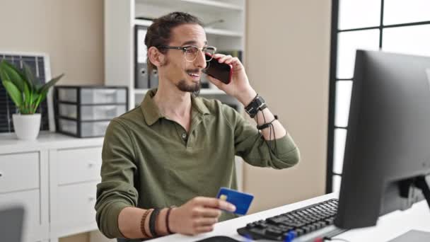 Genç Spanyol Adamı Ofiste Elinde Kredi Kartıyla Akıllı Telefondan Konuşuyor — Stok video