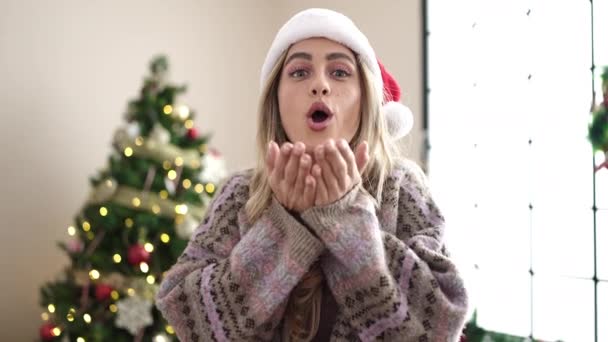 Genç Sarışın Kadın Noel Ağacının Yanında Duruyor Evde Öpüşüyor — Stok video