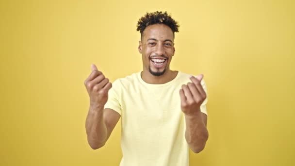 Africano Americano Hombre Sonriendo Confiado Haciendo Gastar Dinero Gesto Sobre — Vídeos de Stock