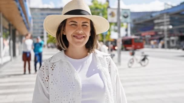 Hermosa Joven Hispana Sonriendo Confiada Usando Sombrero Verano Las Calles — Vídeos de Stock