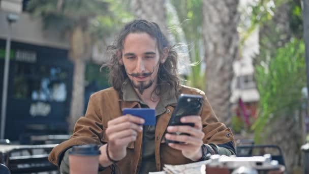 Jovem Hispânico Homem Turista Compras Com Smartphone Cartão Crédito Comemorando — Vídeo de Stock