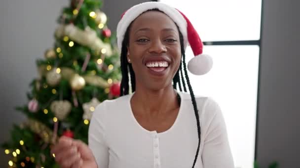 Mujer Afroamericana Sonriendo Confiada Pie Junto Árbol Navidad Bailando Casa — Vídeos de Stock