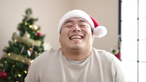 Jovem Chinês Sorrindo Confiante Junto Árvore Natal Casa — Vídeo de Stock