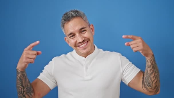 Jonge Latino Man Glimlachend Zelfverzekerd Wijzend Naar Mond Geïsoleerde Blauwe — Stockvideo
