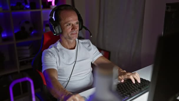 Fröhlicher Mann Mittleren Alters Gewinnender Streamer Leidenschaftlicher Videospieler Feiert Sieg — Stockvideo