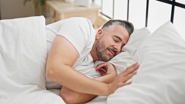 寝室で騒音のために耳を覆う灰色の髪の男 — ストック動画