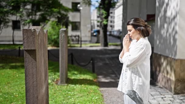 Красивая Молодая Испаноязычная Женщина Молящаяся Оплакивающая Надгробие Кладбище — стоковое видео