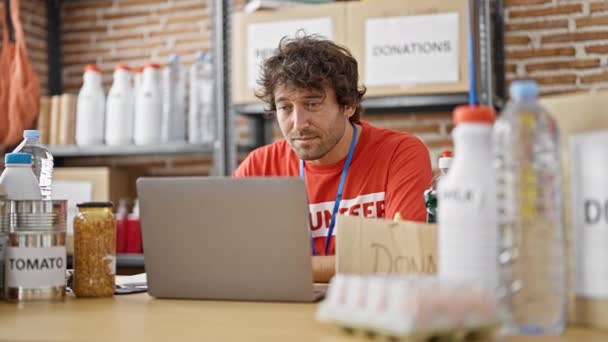 Молодий Іспаномовний Чоловік Волонтер Використовує Ноутбук Працює Жестом Переможця Благодійному — стокове відео