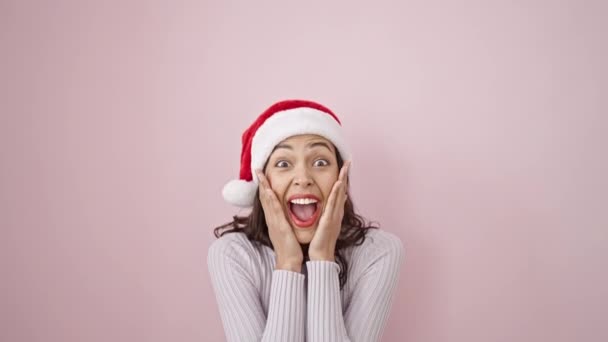 Mujer Hispana Hermosa Joven Expresión Sorpresa Usando Sombrero Navidad Sobre — Vídeo de stock