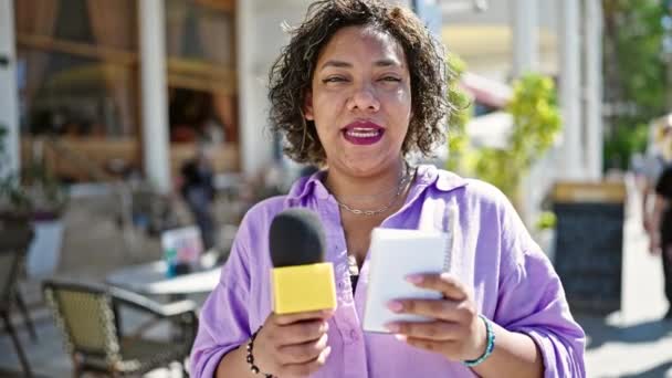 Fiatal Gyönyörű Latin Riporter Dolgozik Mikrofon Olvasás Notebook Kávézóban Terasz — Stock videók