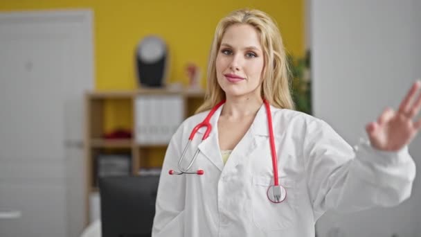 Genç Sarışın Kadın Doktor Klinikte Iyi Bir Jest Yapıyor — Stok video