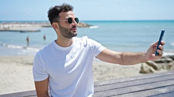 Jonge Spaanse Man Glimlachend Zelfverzekerd Met Videogesprek Aan Zee — Stockvideo