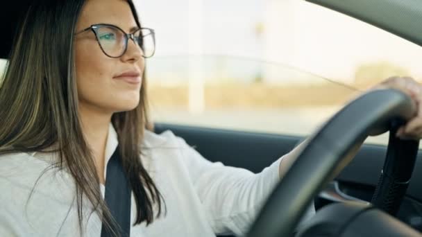 道路上で眼鏡をかけた車を運転する若い美しいヒスパニック系の女性 — ストック動画