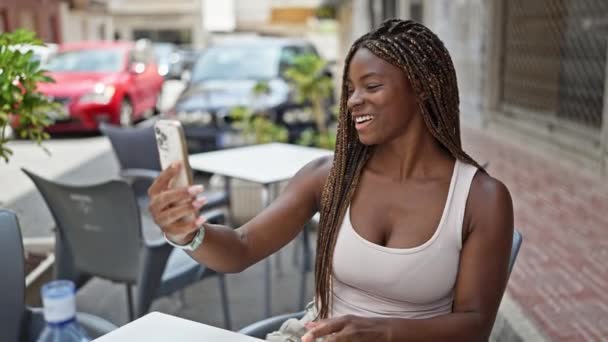 기사보기 아프리카 미국인 커피숍 테라스에서 비디오 전화를 자신있게 — 비디오