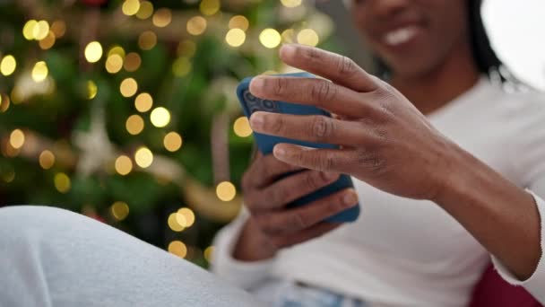 Femme Afro Américaine Utilisant Smartphone Assis Près Arbre Noël Maison — Video