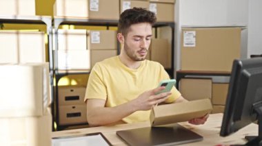 Genç İspanyol adam ecommerce iş işçisi Ofiste paketleri tarıyor
