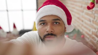 Afrikalı Amerikalı bir adam Noel 'i evde kutluyor.
