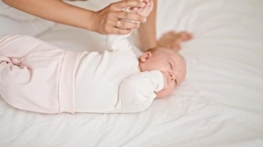 Anne ve kızı yatak odasında birlikte yatıyorlar.