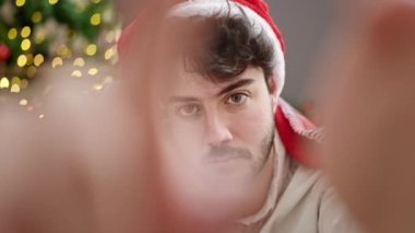 Genç İspanyol adam Noel 'i kutluyor ve evde video görüşmesi yapıyor.