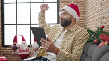 Genç İspanyol dokunmatik adam evde Noel 'i kutluyor.