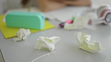 Not defterine yazı yazan genç ve güzel bir kız kütüphanede stres altında.