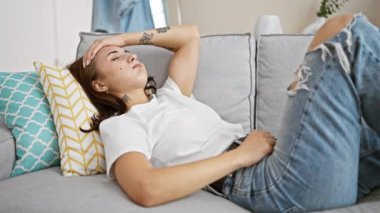 Genç kadın evdeki kanepede yatarken strese girdi.