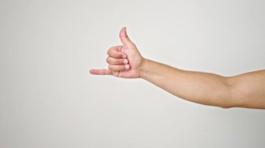 İzole edilmiş beyaz arka planda sörf jesti olan genç bir İspanyol.