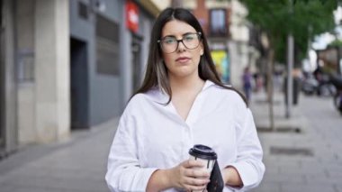 Madrid sokaklarında gülümseyen gözlüklü güzel İspanyol kadın.