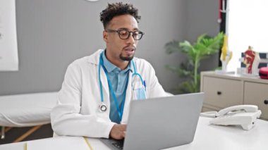 Afrikalı Amerikalı doktor klinikten video görüşmesi yapıyor.