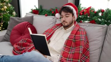 Genç İspanyol adam Noel 'i evde kutluyor.