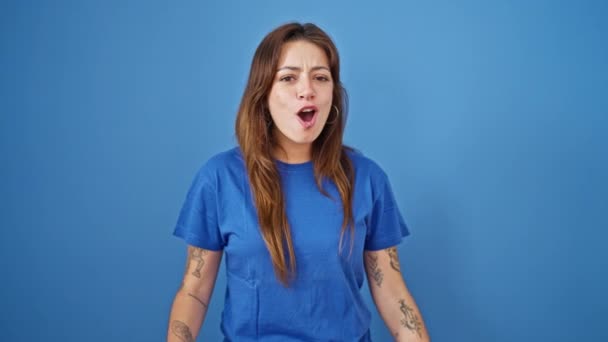 Молодая Красивая Латиноамериканка Стоящая Удивлением Изолированном Синем Фоне — стоковое видео