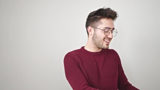 Νεαρός Ισπανός Χαμογελάει Δείχνοντας Την Άκρη Του Απομονωμένου Λευκού Φόντου — Αρχείο Βίντεο