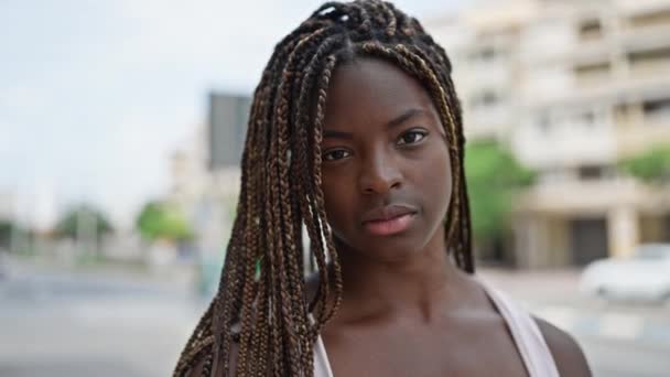 Afrikansk Amerikansk Kvinna Står Med Allvarligt Ansikte Gatan — Stockvideo