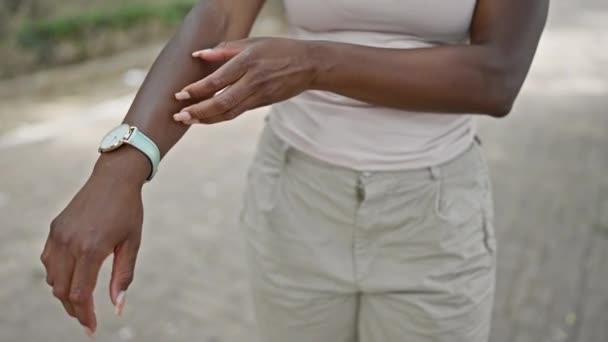 Afrikansk Amerikansk Kvinna Kliar Armen För Klåda Parken — Stockvideo