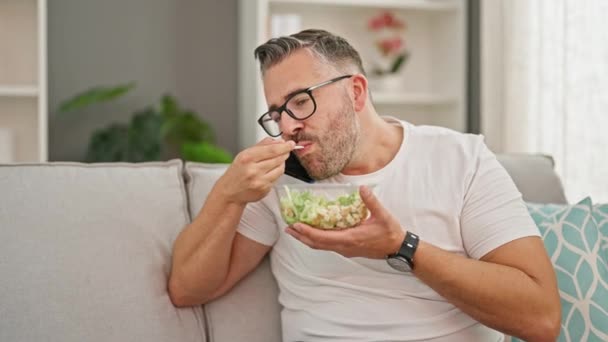 Homem Cabelos Grisalhos Comendo Salada Falando Smartphone Casa — Vídeo de Stock