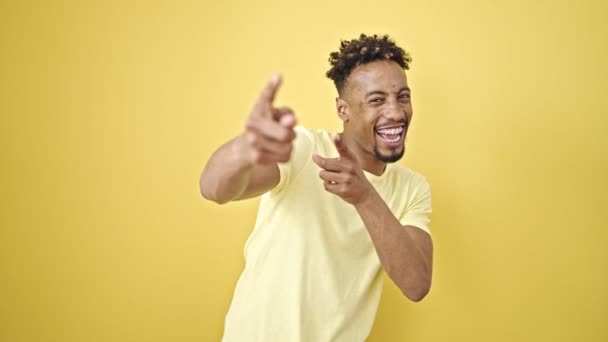 Африканський Американець Посміхається Впевнено Вказуючи Пальцями Камеру Над Ізольованим Жовтим — стокове відео