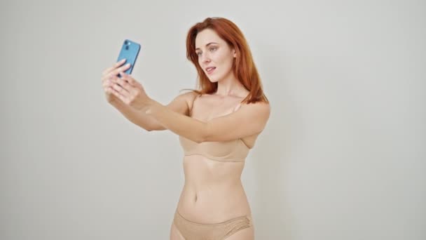 Junge Rothaarige Frau Dessous Macht Selfie Smartphone Und Lächelt Über — Stockvideo