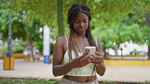 Afro Amerikaanse Vrouw Met Behulp Van Smartphone Vieren Het Park — Stockvideo